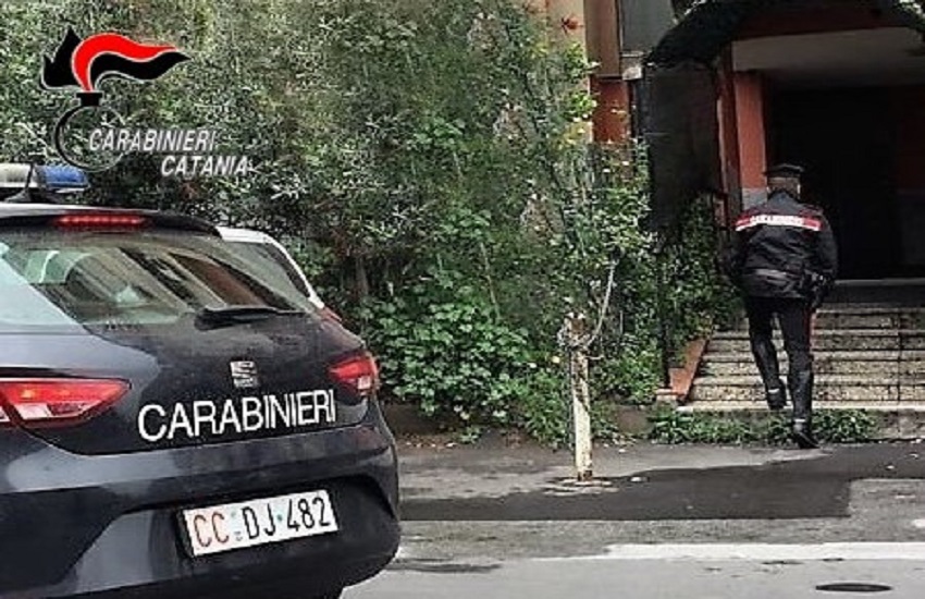 Viale Castagnola, caricano pedane rubate da ponteggio in macchina: Carabinieri arrestano due persone