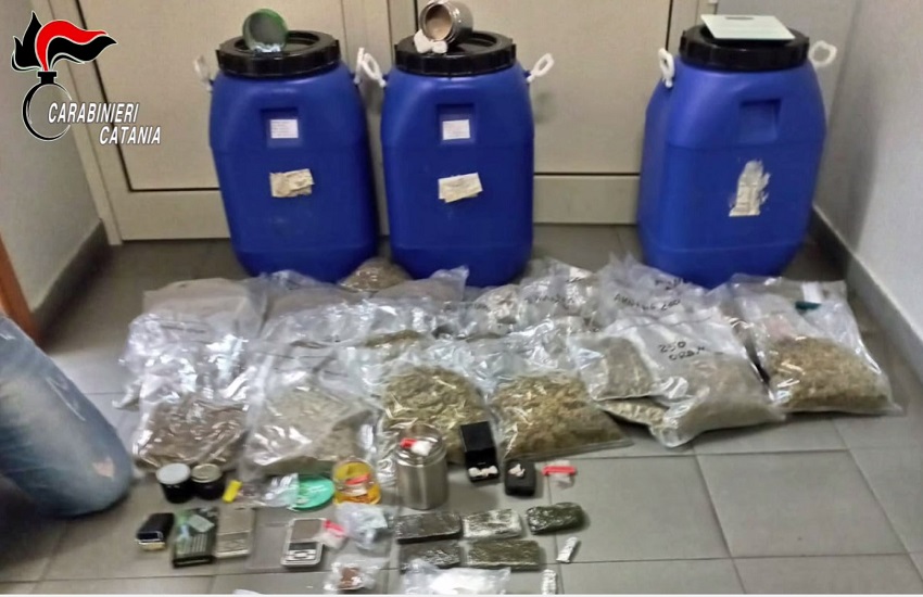 [VIDEO] Randazzo, droga con materiale e sofisticata serra in casa: arrestato una coppia