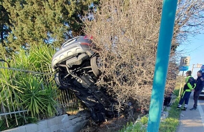 Spaventoso incidente sulla Statale. Perde il controllo dell’auto e finisce su un albero