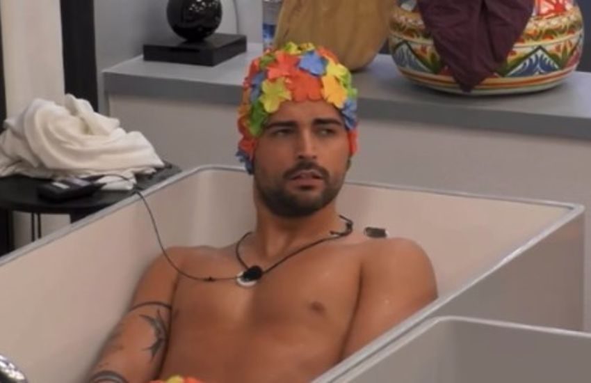 Anche al “GF Vip” si parla di “Amici” e del caso “Capodanno-gate”