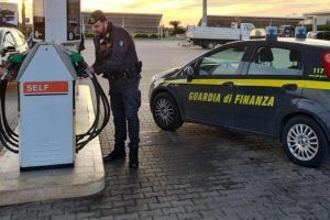 Carburante irregolare, controlli della Guardia di Finanza: un distributore su cinque presenta anomalie. Scoppia il dibattito politico