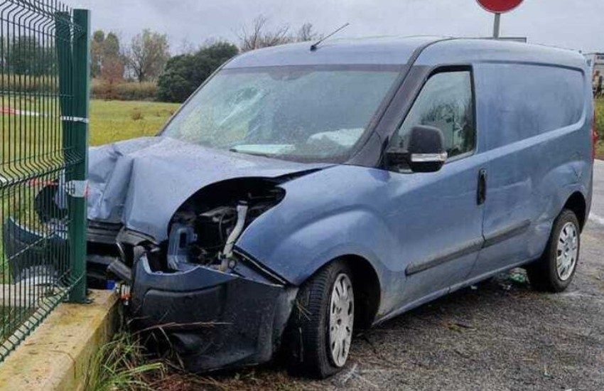 Finisce contro un muretto col furgone: 60enne pontino ricoverato in ospedale
