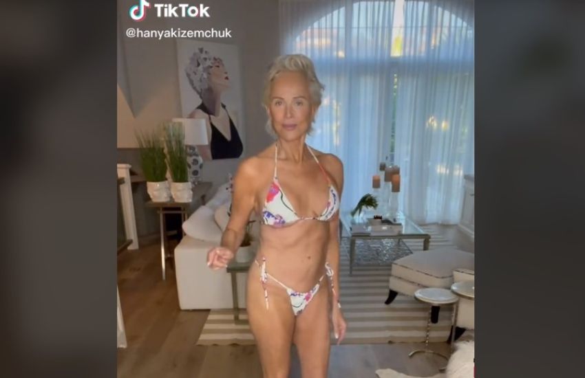 Hanya, i video della modella su TikTok a 60 anni: “Mi sento sexy, le critiche non mi interessano” [VIDEO]