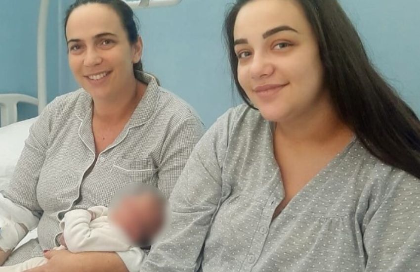 Mamma e figlia partoriscono nello stesso giorno: è festa grande in ospedale
