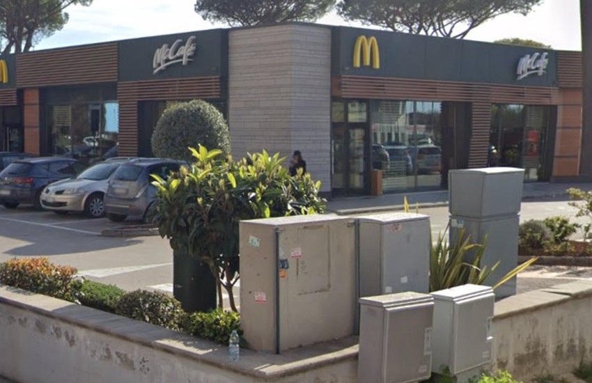 Rissa all’esterno del McDonald di via Isonzo: indagati cinque minori