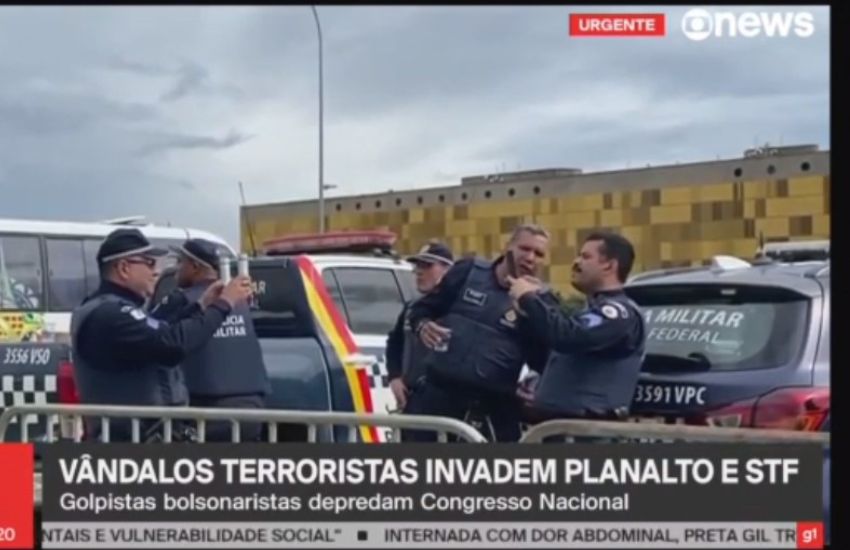 Poliziotti brasiliani si fanno selfie mentre i sostenitori di Bolsonaro attaccano il Parlamento