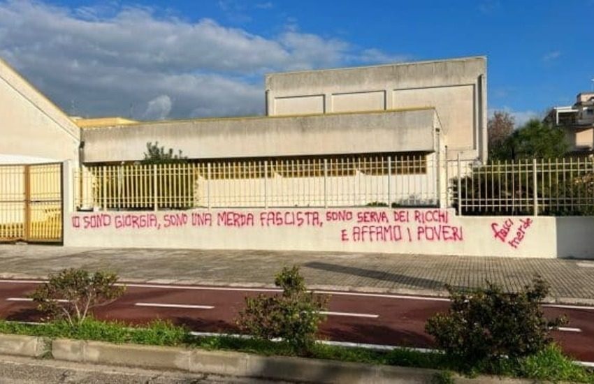 Raid vandalico in città. Spunta scritta offensiva contro Giorgia Meloni
