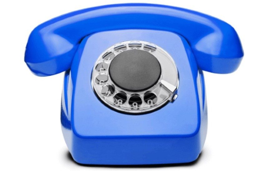 Chiama il Telefono azzurro perché la madre lo picchia e lo maltratta: l’indagine della Procura
