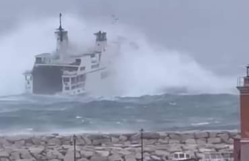Traghetto rompe gli ormeggi a Ponza: comandante eroe sfida il mare per arrivare a Formia