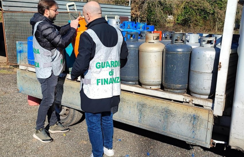 Foto e video – Commercio illecito di bombole del gas; il sequestro della Finanza in provincia di Latina