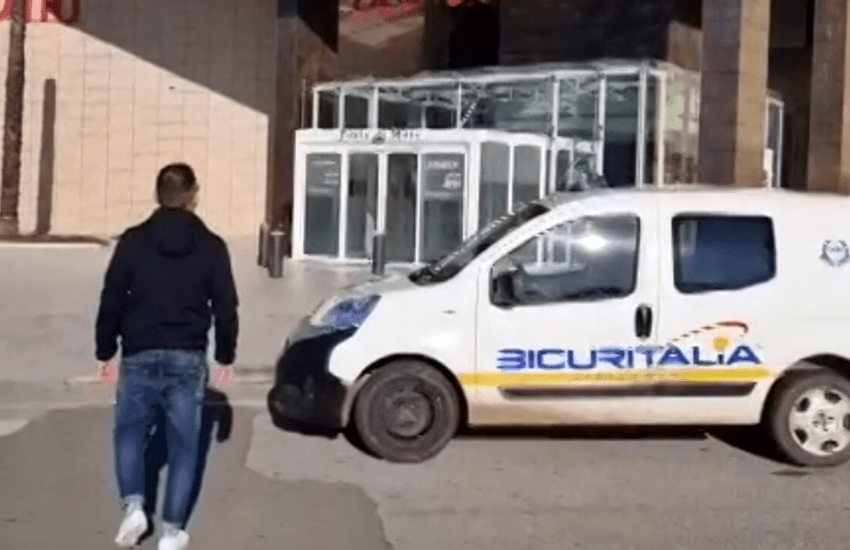 Brindisi, con lo scooter dentro il centro commerciale per fare una rapina ma sbagliano orario: la gioielleria è chiusa