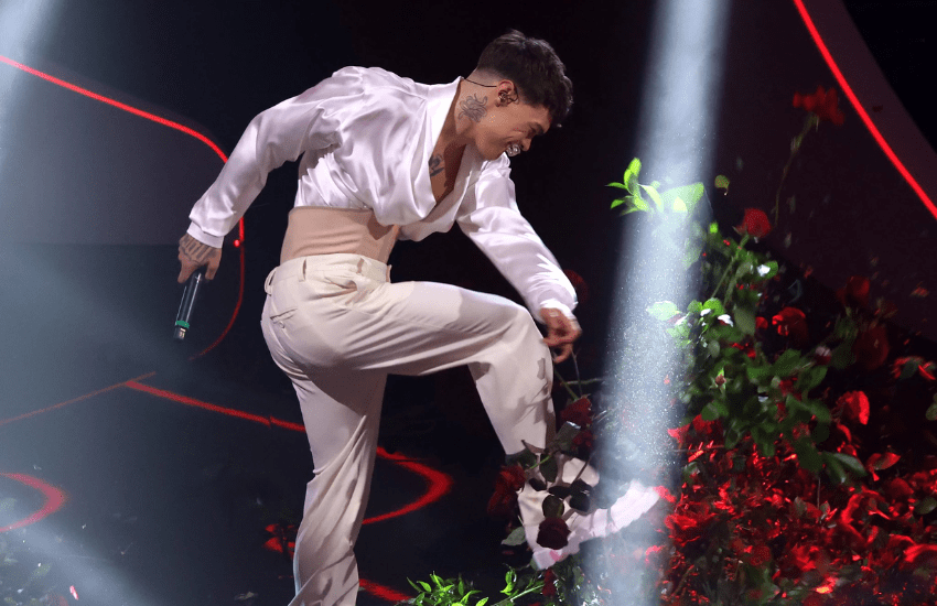 Sanremo, Blanco choc sul palco, la rabbia dei follower: “Buffone, incivile…” (VIDEO)