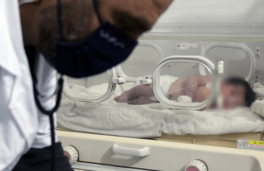 Aya, la neonata nata sotto le macerie del terremoto: “Vogliono rapirla in ospedale”