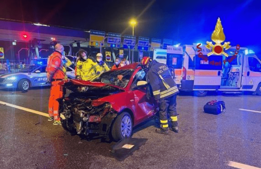 Milano, auto piomba su un’altra al casello: morte due donne