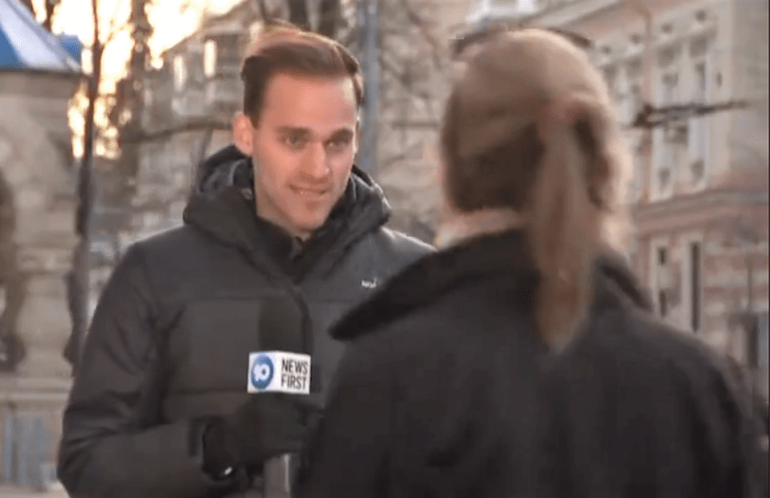 Giornalista baciato durante la diretta sulla guerra: “Sei molto carino” (VIDEO)