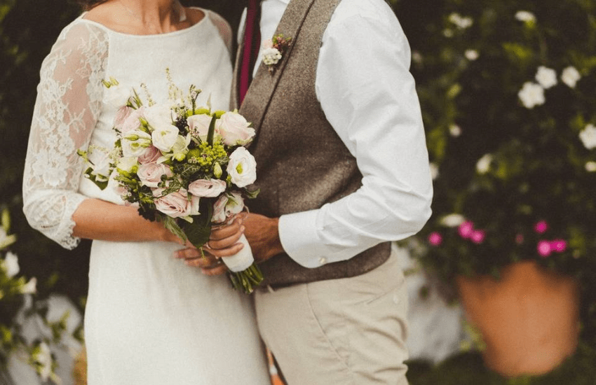 Sposa scopre il marito in bagno con la madre: la sconvolgente sorpresa nel giorno del “Sì”