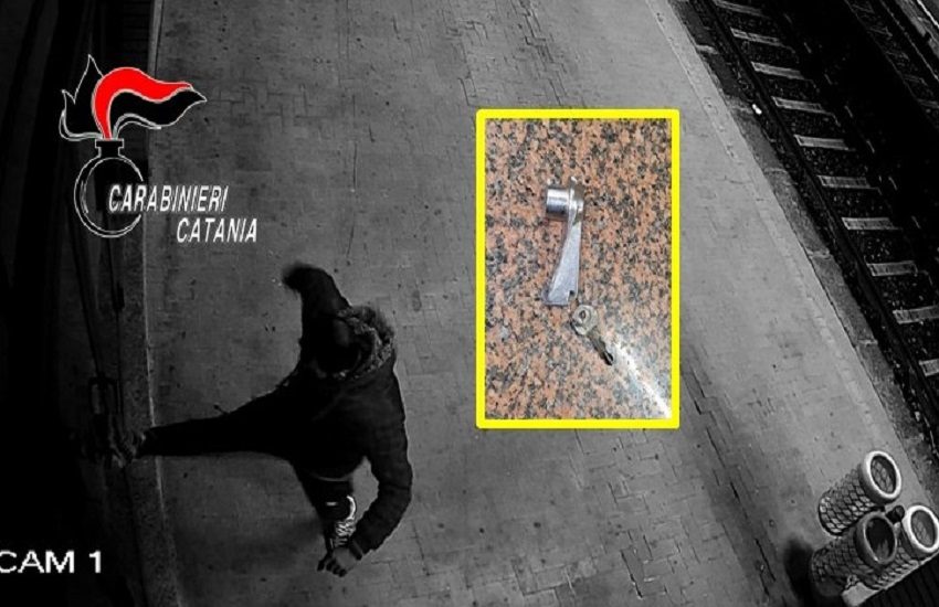 Caltagirone, la nottata folle di una coppia: rubano in un bar e danneggiano un vagone. Arrestati