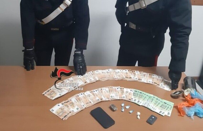 Militello in Val di Catania, droga e tanti soldi in casa: arrestato 33enne