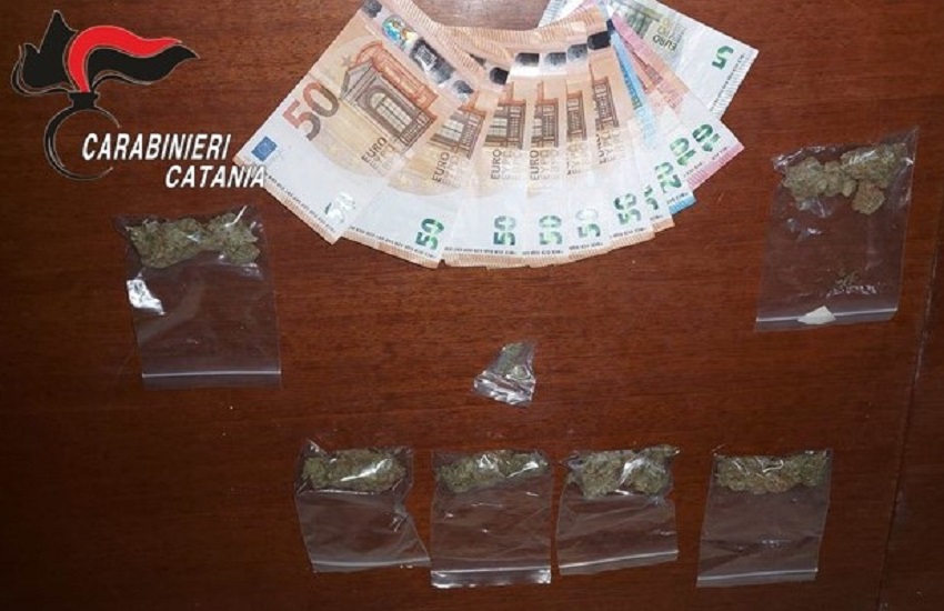 San Giovanni Galermo, vende droga a tre persone davanti casa sua: arrestato 26enne