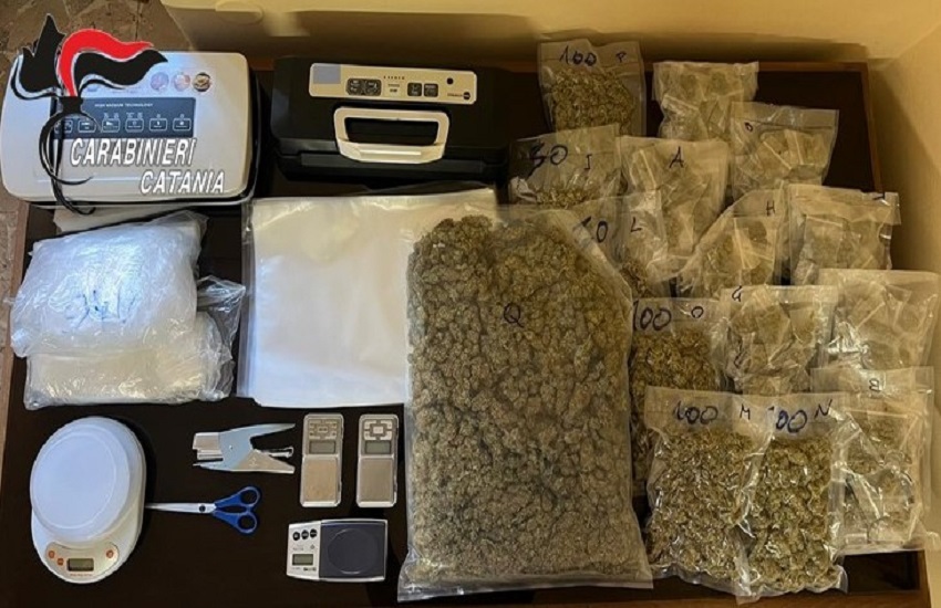 Picanello, marijuana in camera da letto e materiale per confezionamento nella cucina: arrestato 55enne