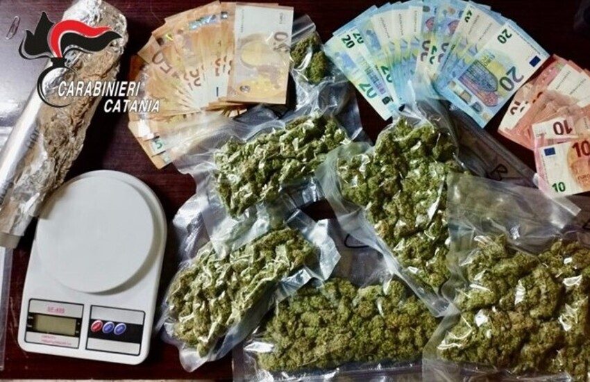 Picanello, aveva in casa 413 g di marijuana e soldi: arrestato pregiudicato 34enne