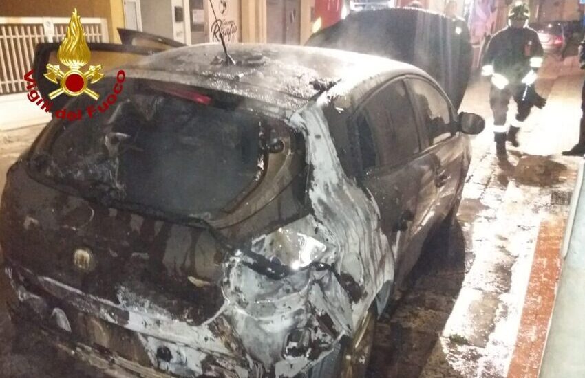 Scia di fuoco nel Salento. Ancora auto in fiamme, altri due episodi nella notte
