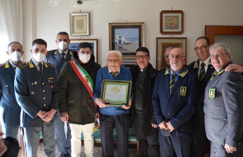 FOTO – Formia festeggia i 97 anni il maresciallo della Finanza Pasquale La Manna