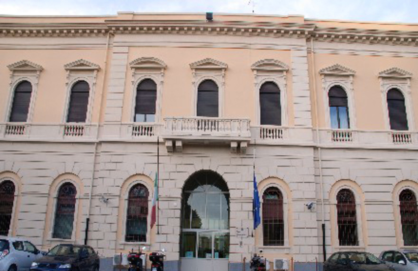 Catania, rivolta nel carcere di Piazza Lanza: 4 agenti finiscono in ospedale