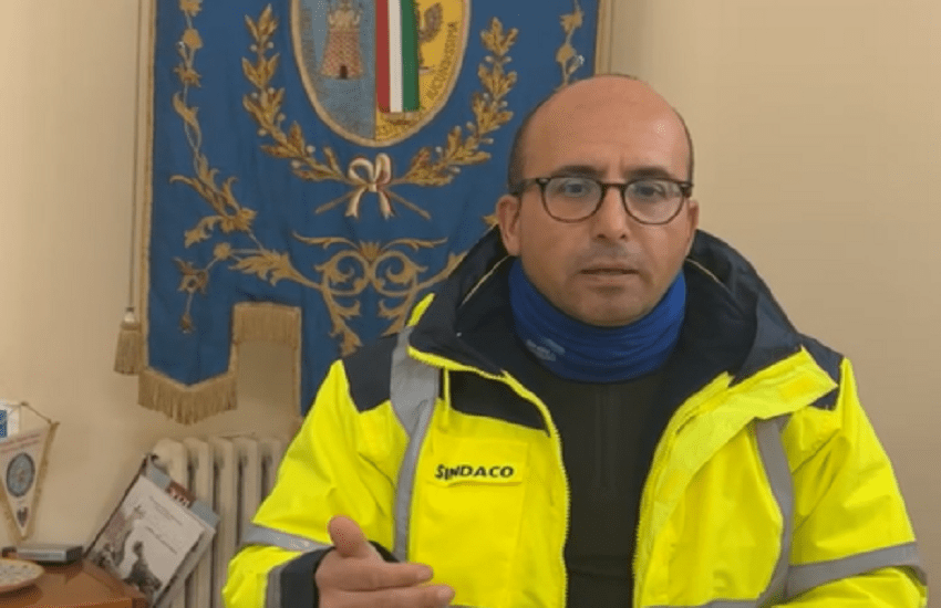 Mineo, al cimitero crollano cappelle e loculi