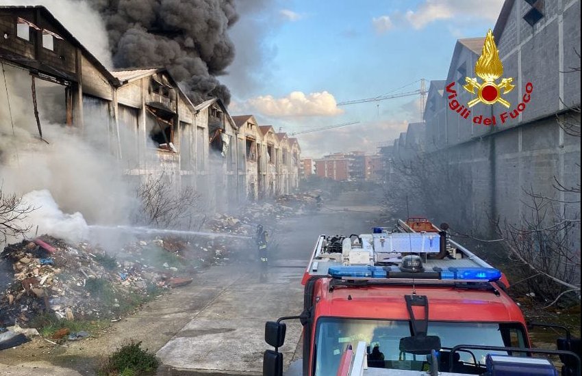FOTO – Incendio ad Aprilia: i magazzini erano pieni di amianto. L’allarme dell’ONA