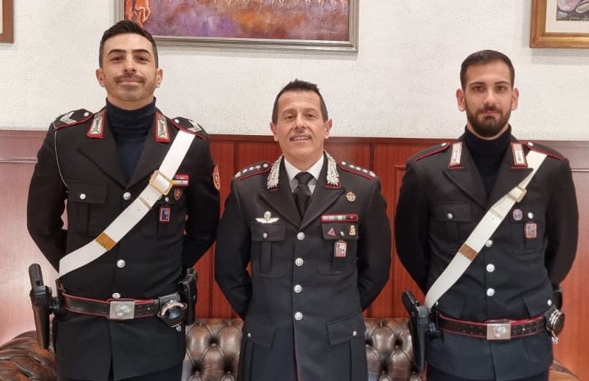 Salvano una donna dalle fiamme: carabinieri eroi premiati dal comandante provinciale di Latina