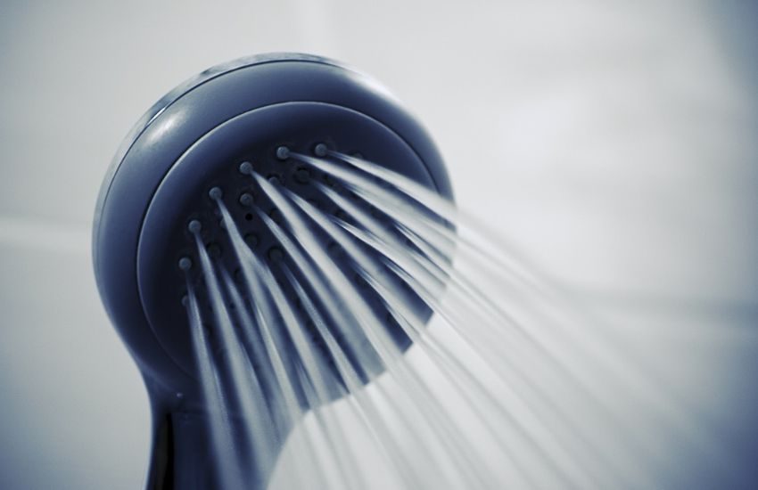 Costringe la moglie a fare una doccia a settimana: arriva la sentenza sul marito tirchio