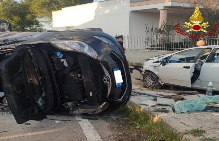 Violento impatto tra due auto sulla rotatoria, 46enne al Fazzi con codice rosso