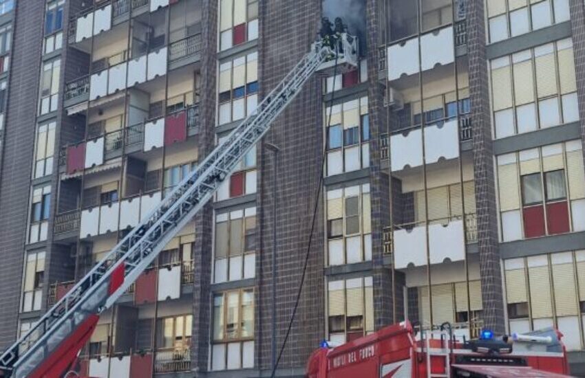 Paura in città. Appartamento in fiamme, anziana messa in salvo e palazzina evacuata