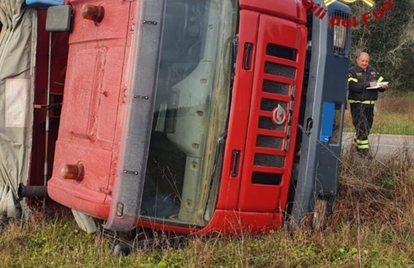 Incidente nel Salento. Camion si ribalta sulla provinciale, ferito il conducente