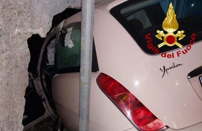 Ancora un incidente nel Salento. Sfonda il muro di cinta con l’auto, donna in Ospedale