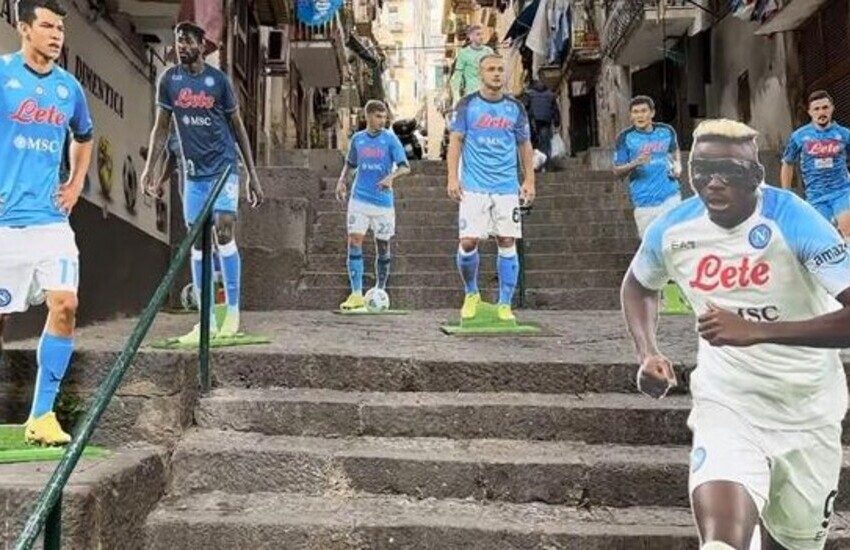 Napoli, sale la febbre scudetto e sulle scale dei Quartieri Spagnoli appare la squadra