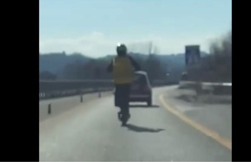 Rider sfreccia a 100 km/h in tangenziale su un monopattino: “Mi annoiavo” [VIDEO]