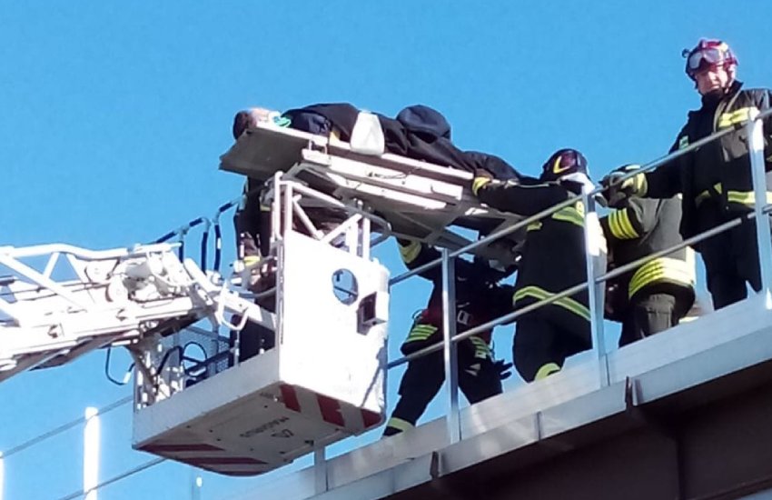 Uomo ferito su un tetto, l’intervento dei vigili del fuoco pontini
