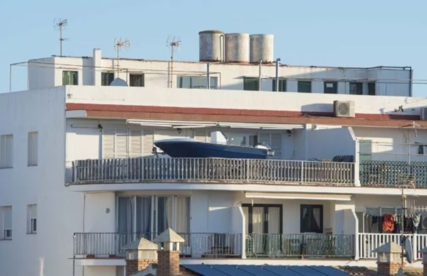 Tasse di ormeggio troppo alte. La soluzione? “Parcheggia” il suo yacht in balcone: “Non dà fastidio a nessuno” [VIDEO]