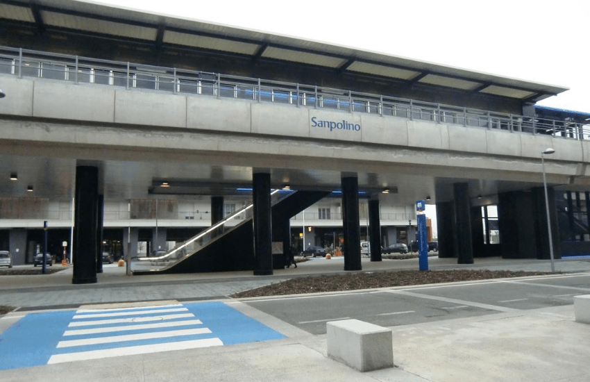 Brescia: il branco lo picchia alla fermata della metro e nessuno interviene