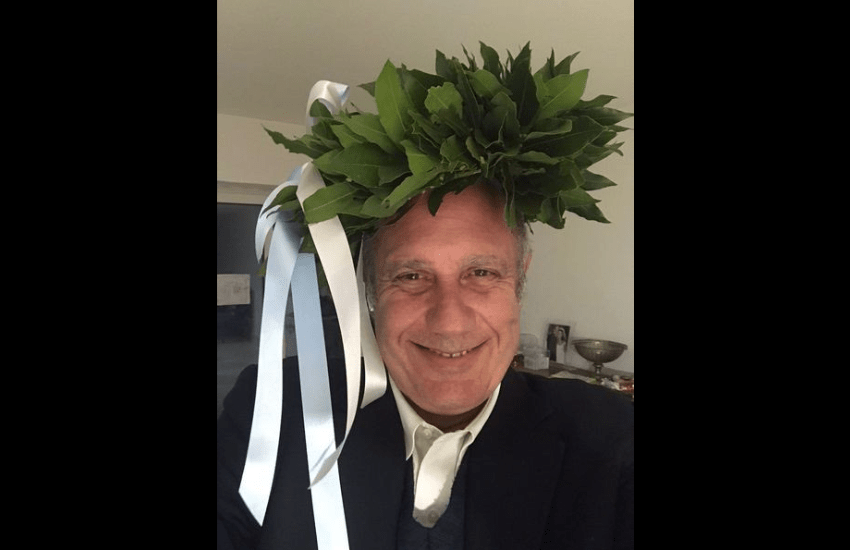 Federico Moccia si è laureato in lettere con una tesi su se stesso