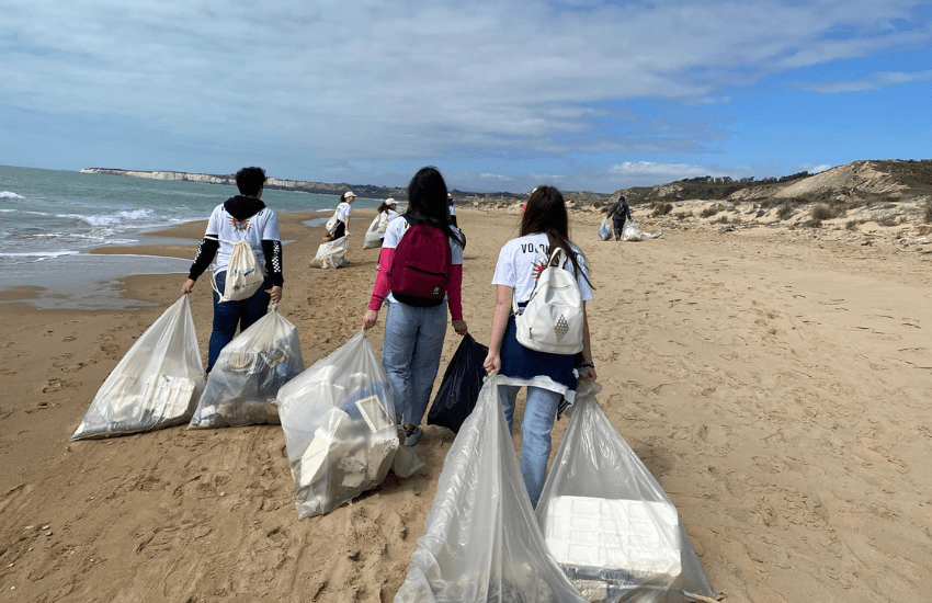 Il Wwf pulisce la spiaggia di Sciacca e trova 20 panetti di hashish