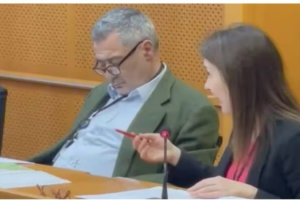 Bruxelles: l’eurodeputato di Fdi dorme mentre parla la collega del Pd (VIDEO)
