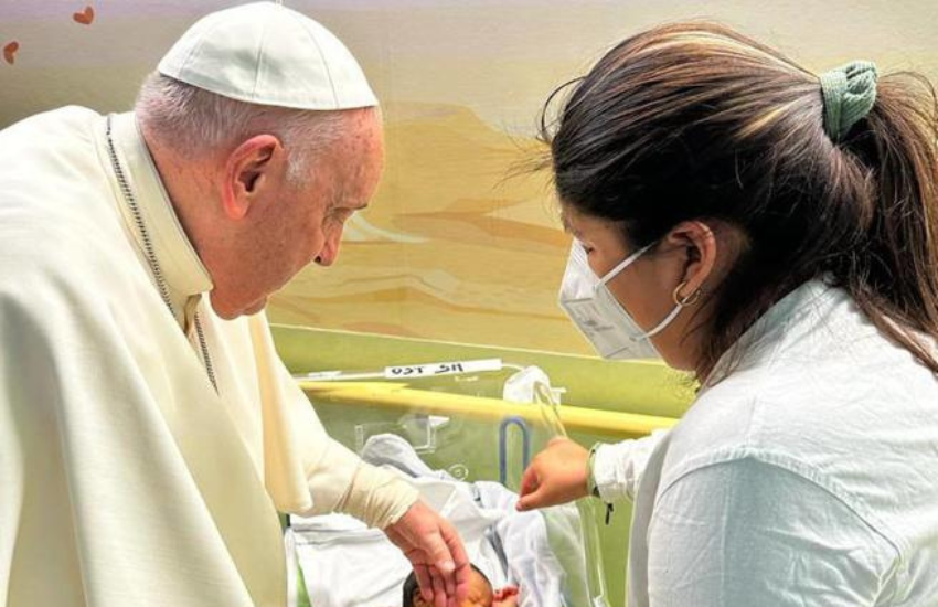 Papa Francesco: il tenero gesto per i piccoli ricoverati in Oncologia