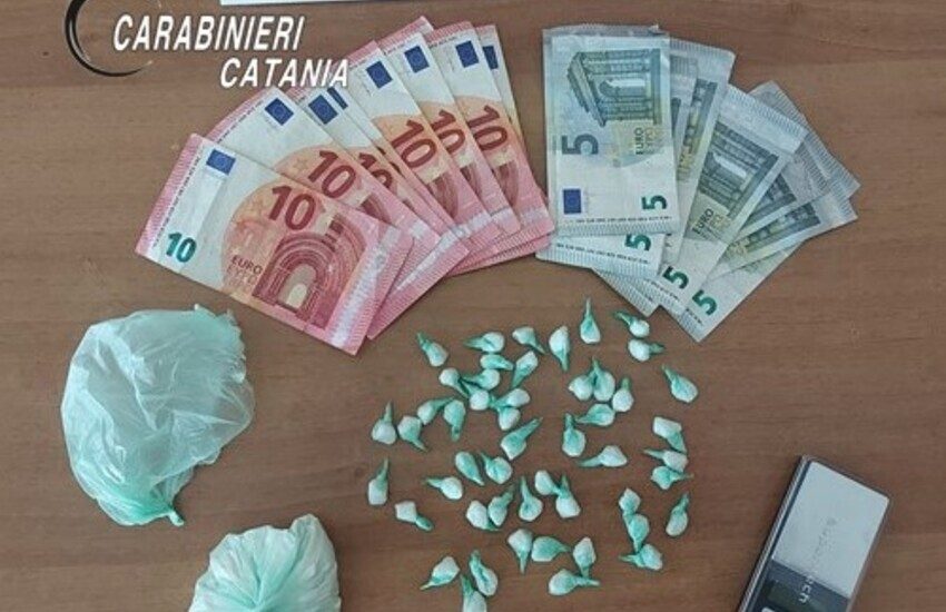 Acireale, via Sciarelle, nascondeva cocaina nel materasso: arrestato pusher 30enne