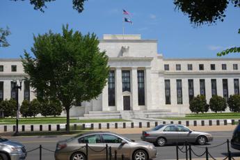 Fed tiene tassi fermi, tagli solo con solido calo inflazione