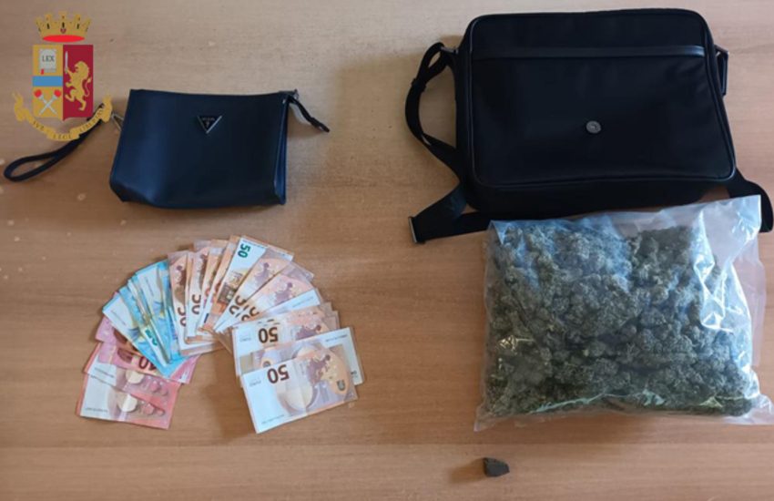 Sorpresi in auto con mezzo chilo di marijuana e soldi, uno di loro tenta la fuga e ferisce agente. Denunciati in tre