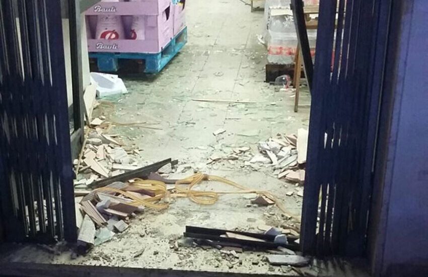 Misteriosa intimidazione nel Salento. Esplode ordigno davanti ad un supermercato