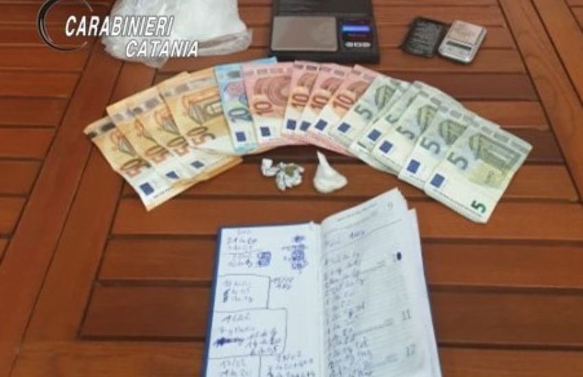 Biancavilla, vede arrivare i Carabinieri con le telecamere e prova a disfarsi della droga, denunciato 55enne del posto